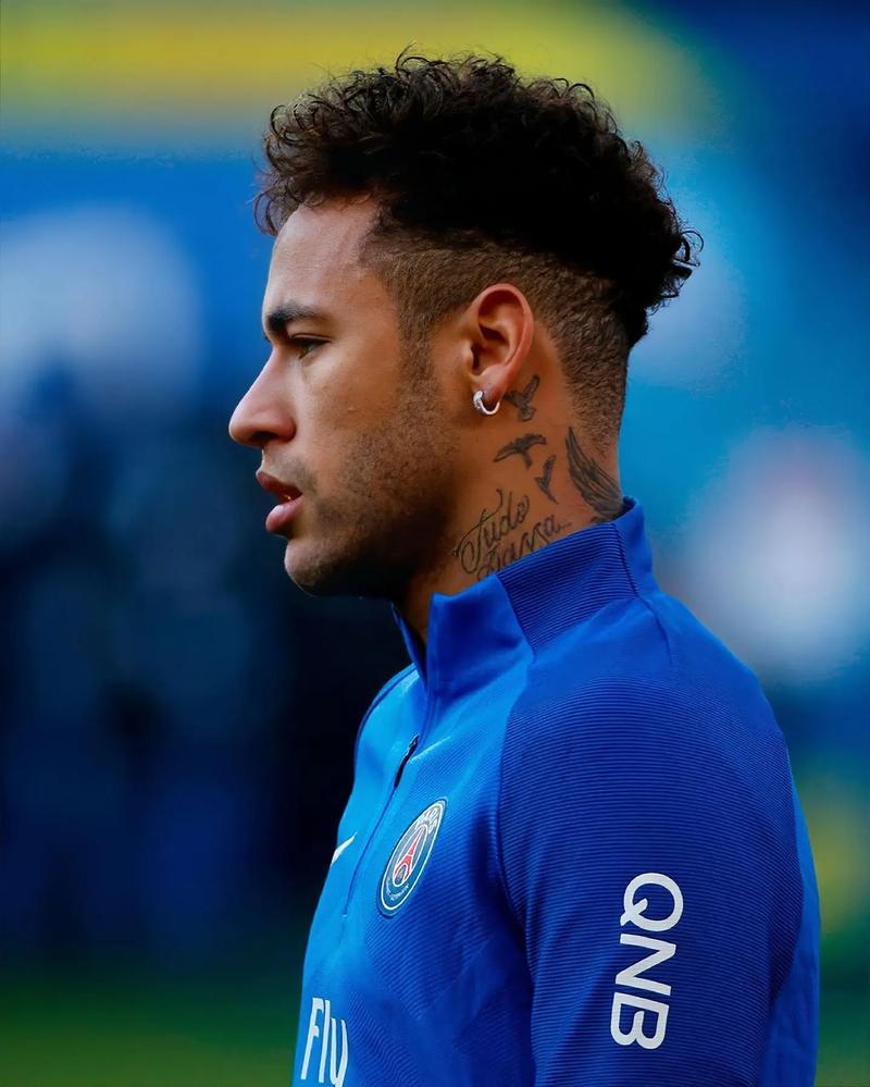 2025赛季，成都蓉城以红焰为刃、热血为甲，在三...（2025赛季，成都蓉城执红焰为刃、以热血为甲，向巅峰进击）