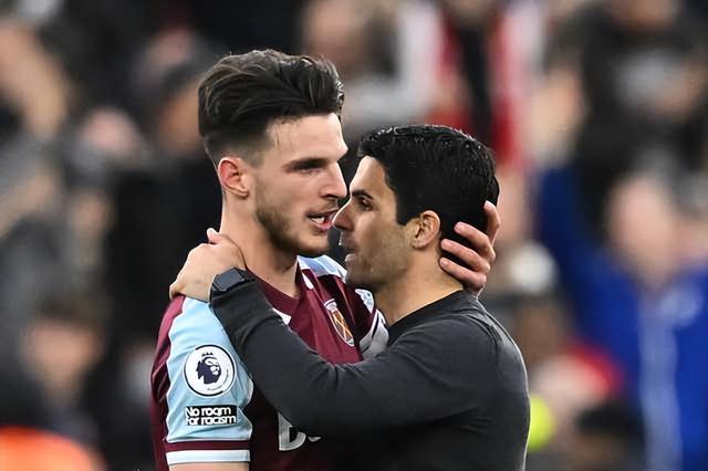 孤立无援？伊萨克上半场仅触球11次传球4次，没有射门（伊萨克上半场受限：仅11次触球、4次传球，零射门）