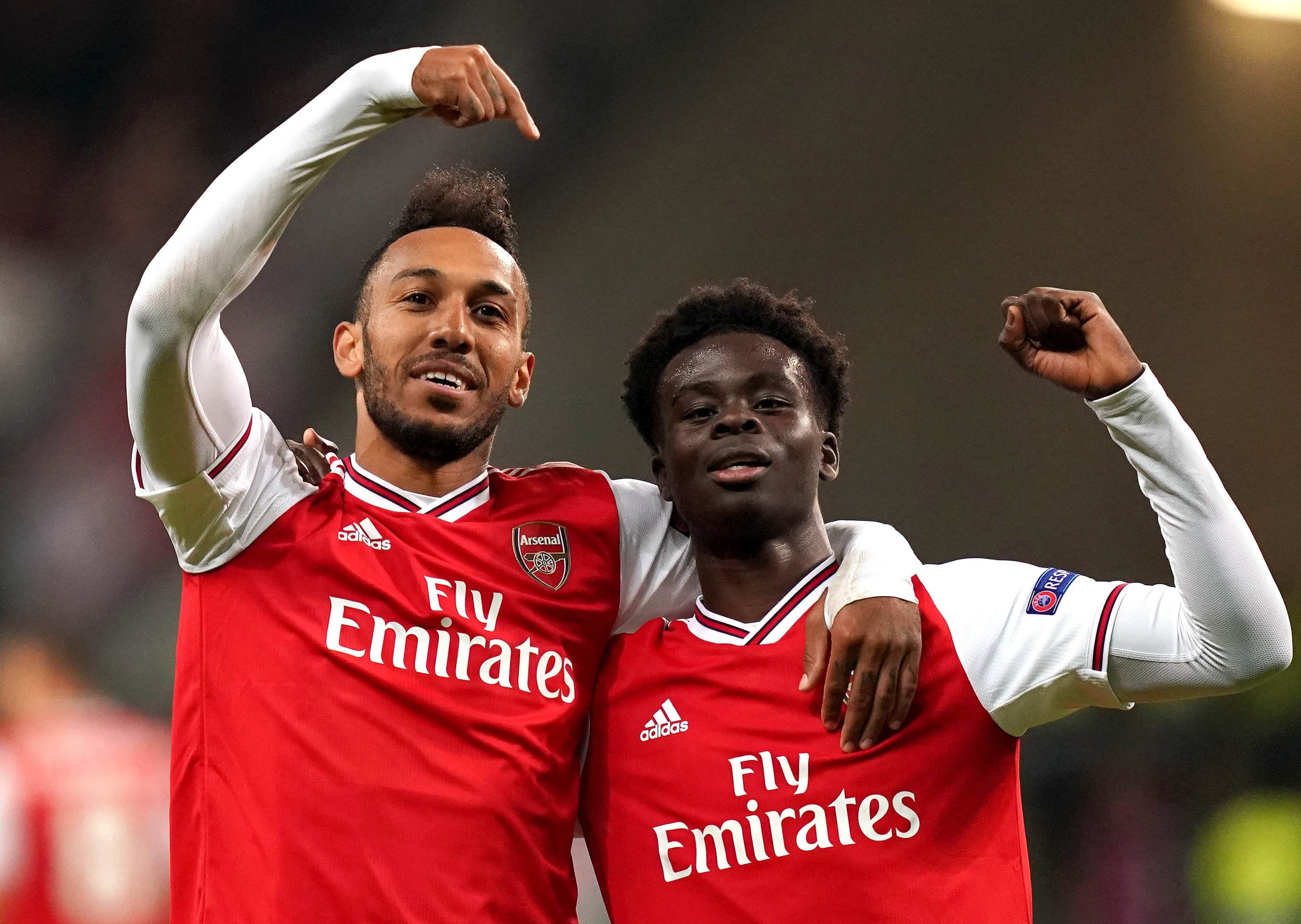 卡里乌斯妻子晒圣诞写真：身穿金色深V礼服展示孕肚（卡里乌斯妻子分享圣诞写真，穿金色深V礼服大方秀孕肚）